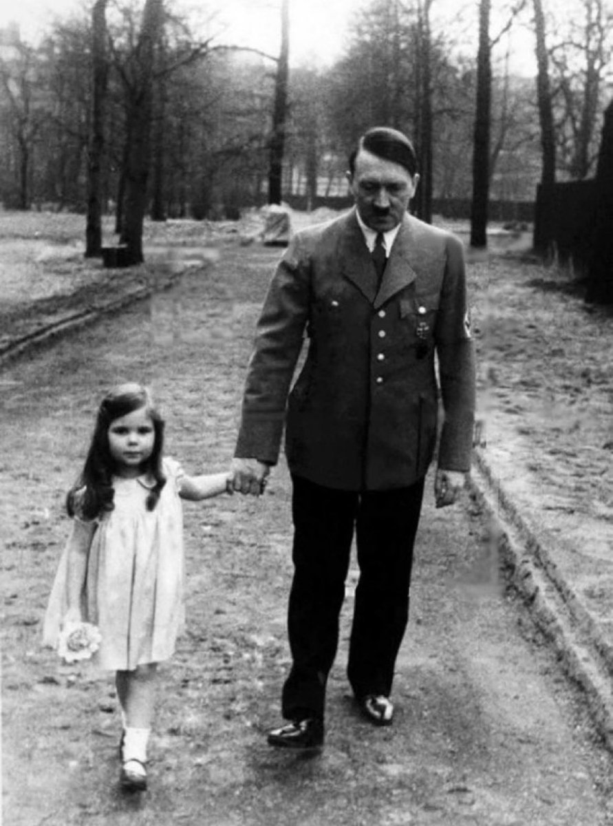 Disturbing photos from WW2.

A thread 🧵 

1. Adolf Hitler on a walk with Helga Goebbels. Helga and her siblings were later given cyanide by her parents in Hitler's bunker in 1945. 