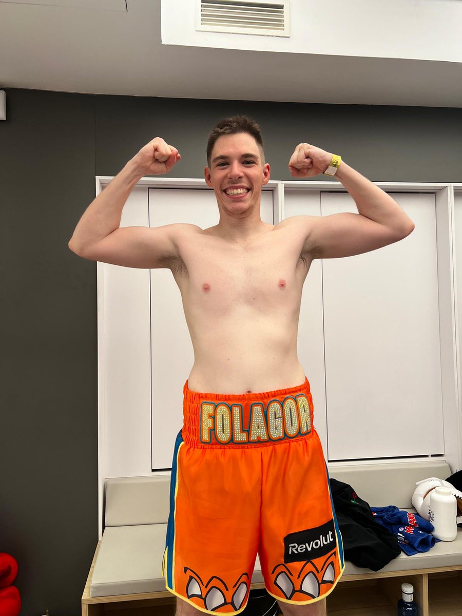 Un mes menos de entrenamiento.

Y he ganado a 2 tios que me sacaban 15 kg y casi 10 cm.

Gracias a mis entrenadores porque sin ellos esto no hubiese sido posible.

Y dar las gracias a @IbaiLlanos por invitarme y cumplir un sueño. Quiero un combate de verdad, con alguien que sea 
