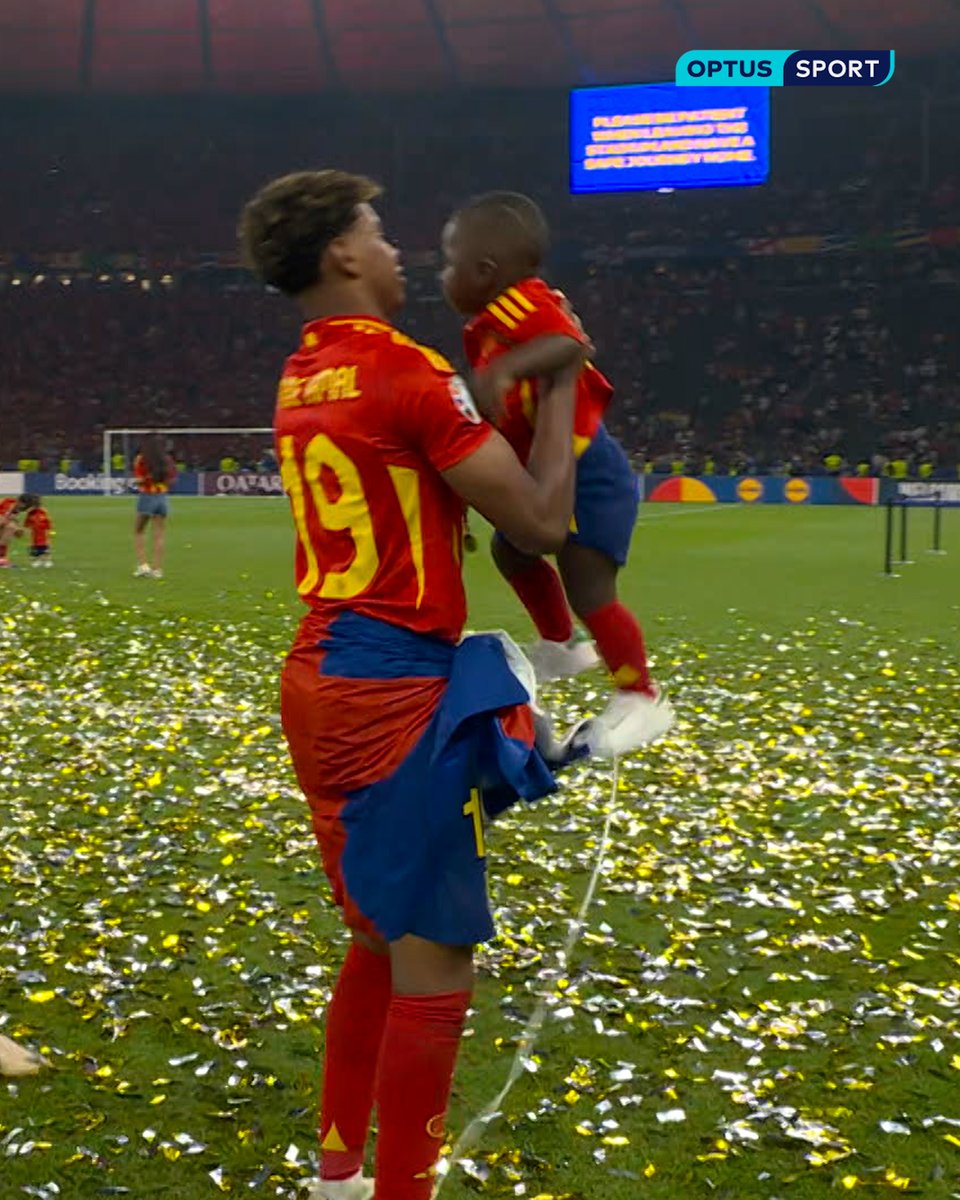 La réaction du petit frère de Lamime Yamal quand Nico Williams se rapproche de lui 😂 