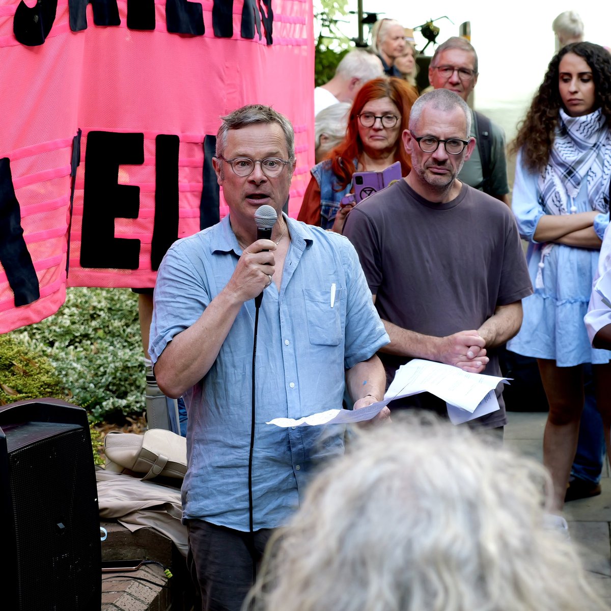 Today 5 people who care about our planet have been viciously sentenced under laws that remove our right to peaceful protest.
So I came to join those who stand in solidarity. We cannot put people behind bars for urging us to do what we know is right. #WholeTruth5 