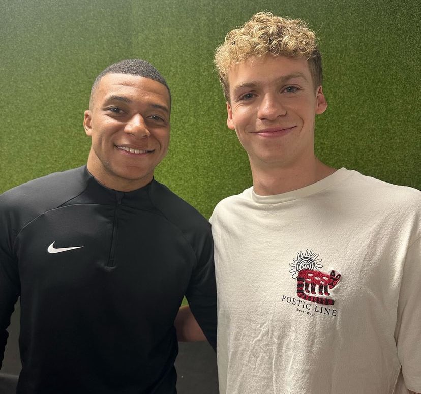 Léon Marchand avec un fan. 