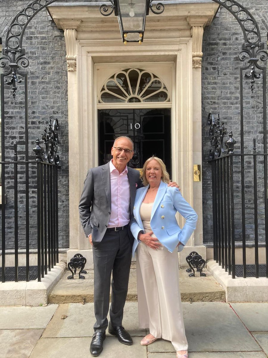 Deborah and I looking like it’s our first day at school 🤣, and more importantly with adults in the room at Number 10 giving businesses of all sizes the opportunity to be heard ! Exciting times ahead 💪 @DeborahMeaden @10DowningStreet 