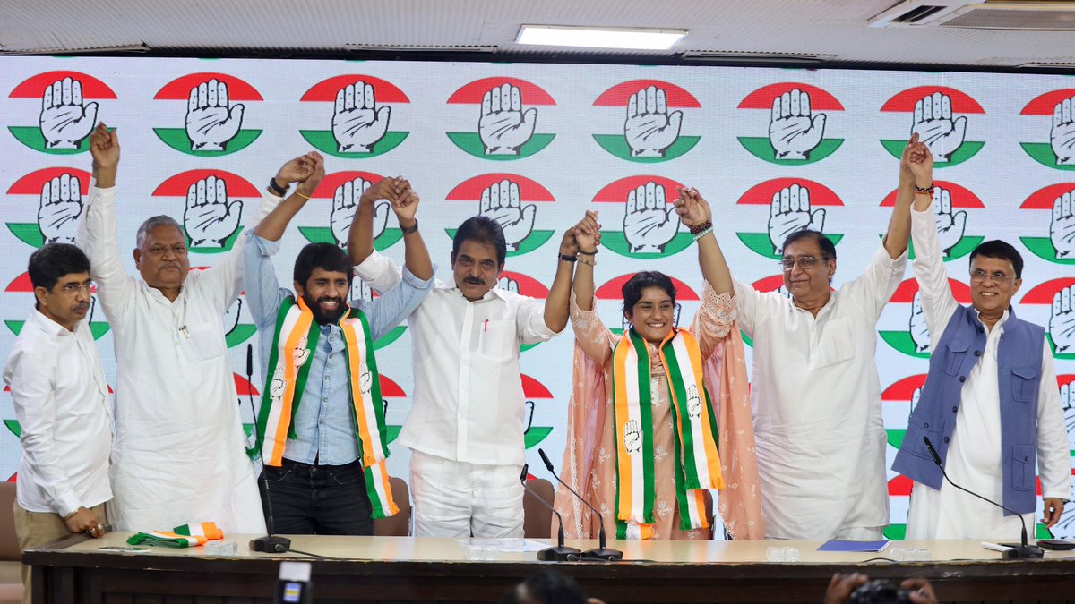 कांग्रेस पार्टी में कल शामिल होकर एक नई जिम्मेदारी का एहसास हुआ है। खेल में जो लड़ाई लड़ी, अब उसे राजनीति के मंच से देश और समाज के लिए जारी रखने का मौका मिला है।

यह यात्रा नए सपनों और संकल्पों से भरी होगी। साथ मिलकर हम देश में सकारात्मक बदलाव लाने के लिए काम करेंगे।

कांग्रेस 