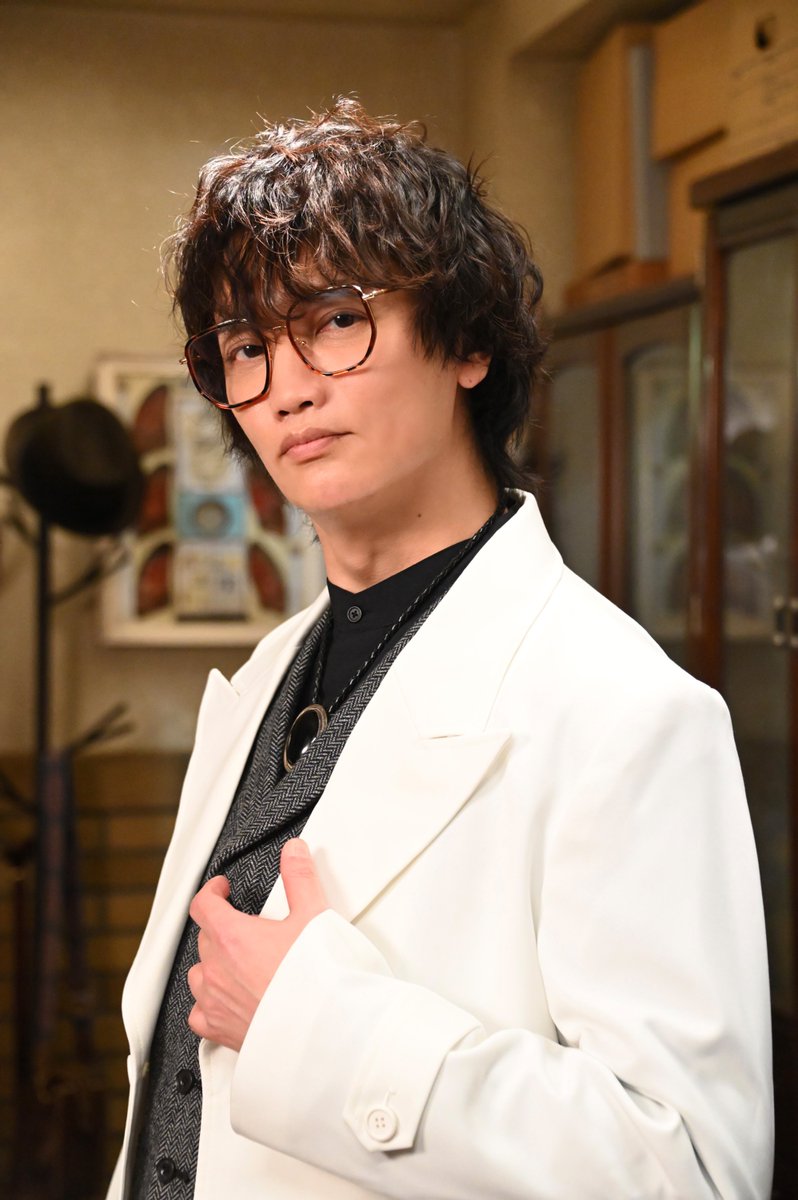 新キャスト出演情報解禁ガヴ🍫

謎のグラニュート研究家・酸賀研造🥼
演じるの ＃浅沼晋太郎 さん！

実はタートアップ特番では素敵なナレーションを担当してくださっていました。

次回3話から！酸賀の登場をお見逃しなく！
これからよろしこガヴ🦖
#仮面ライダーガヴ 