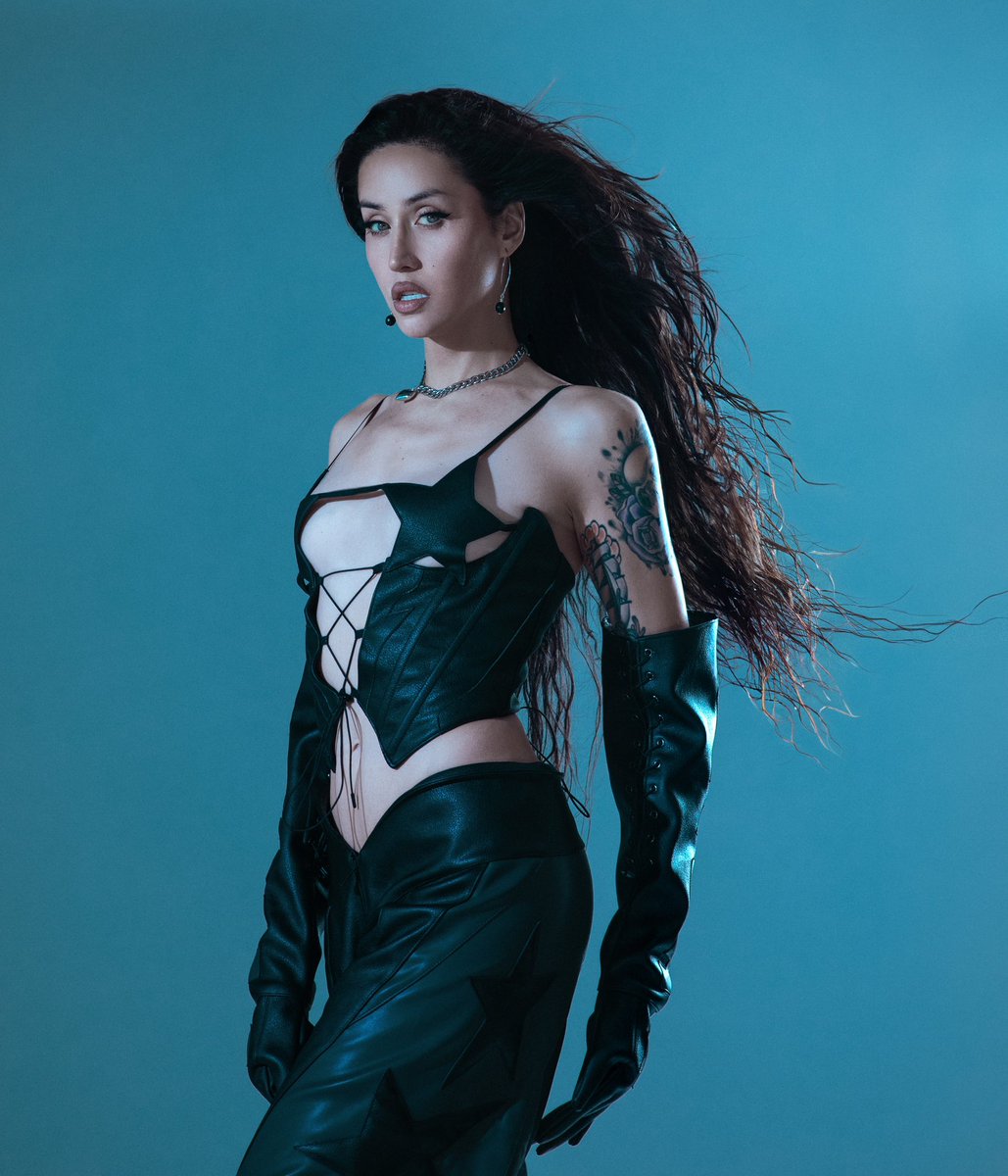 Adore Delano is loading… 