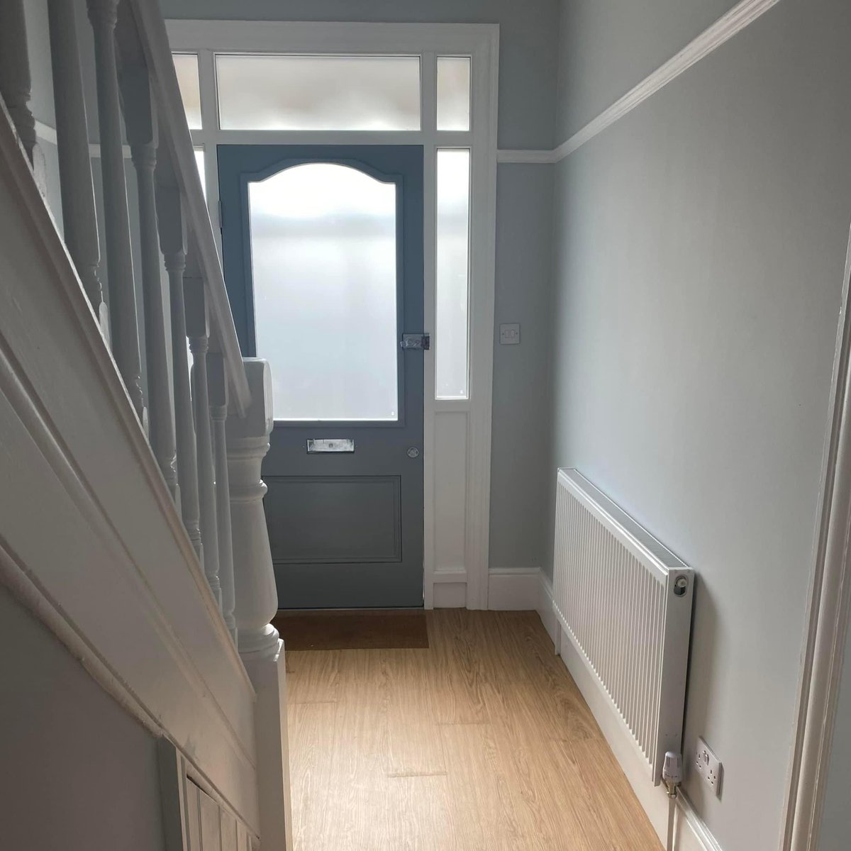 A grey house that was stripped of all its Victorian glory is beautifully restored to respect its former character. Is it time to gut out the grey?🧵 