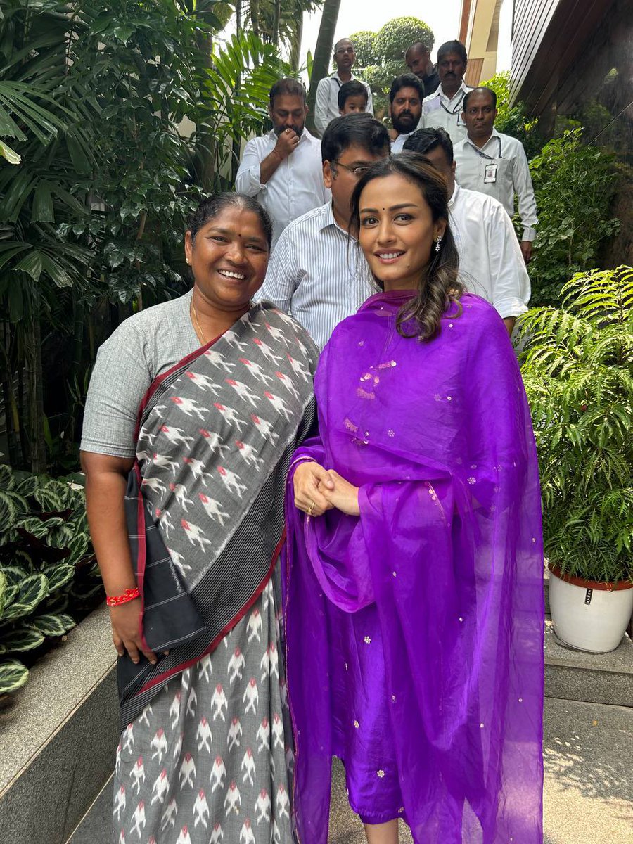 Namrata Shirodkar Ghattamaneni also met with Cabinet Minister @seethakkaMLA Garu at the Honourable Chief Minister's residence. 