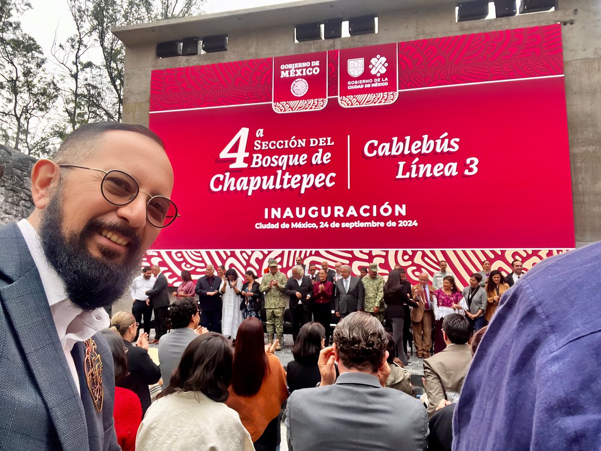 Como cuando eres muy feliz acompañando a tus ídolos en un momento histórico. ¡Gracias, #presidente! ¡Viva, @Claudiashein! ¡Te amo, @ClaraBrugadaM ! ¡Eres lo máximo, @alefrausto! ¡Felicidades! @lopezobrador_ #AMLO #claudiasheinbaum #clarabrugada #ChapultepecNaturalezaYCultura 