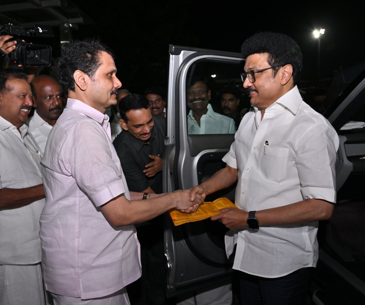 471 நாட்கள் தனிமையின் இருள் நீங்கி சூரியனின் காலடியில்.

ஒவ்வொரு நாளும், நிமிடமும், நொடியும் உங்களையே நினைத்திருந்தேன்
தலைவரே.! 

தாயுமானவராய் தாங்கினீர்கள்.. என் உயிர் உங்கள் காலடியில் சமர்ப்பணம்..

உங்கள் நம்பிக்கைக்கும் அன்பிற்கும் வாழ்நாள் முழுக்க நன்றிக் கடன்பட்டிருக்கிறேன்! 