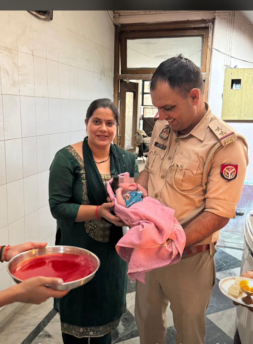 आज सुबह ये प्यारी सी नवजात बच्ची डासना, गाजियाबाद क्षेत्र में झाड़ियों में मिली थी।
स्थानीय पुलिस द्वारा बच्ची को उपचार हेतु हॉस्पिटल ले जाया गया।
देर शाम तक बच्ची के किसी परिजन का पता न चलने के उपरांत गाजियाबाद में ही नियुक्त उप निरीक्षक श्री पुष्पेंद्र चौधरी और उनकी आगे आए और 