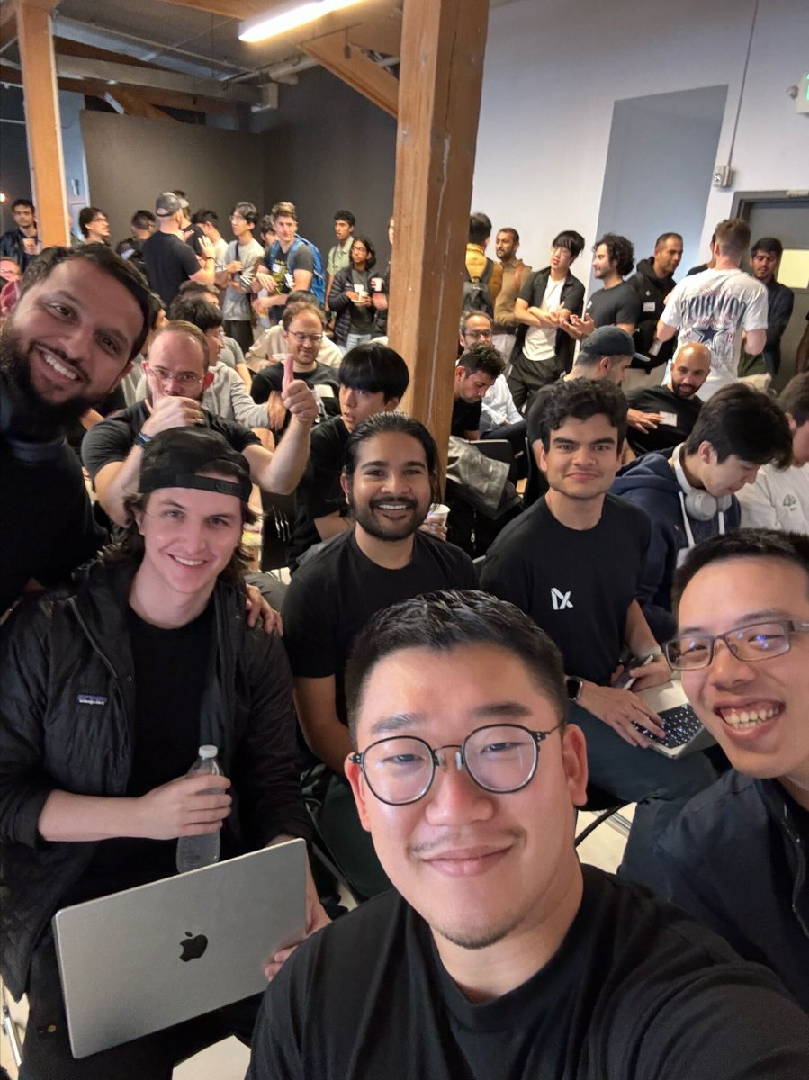 it's heating up at @xai hackathon ⌨️
let them cook! 🔥 
