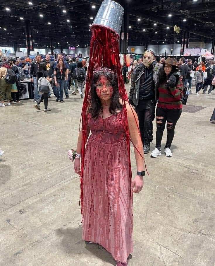 The most creative Halloween costumes ever 🧵

1. 'Carrie Halloween costume 