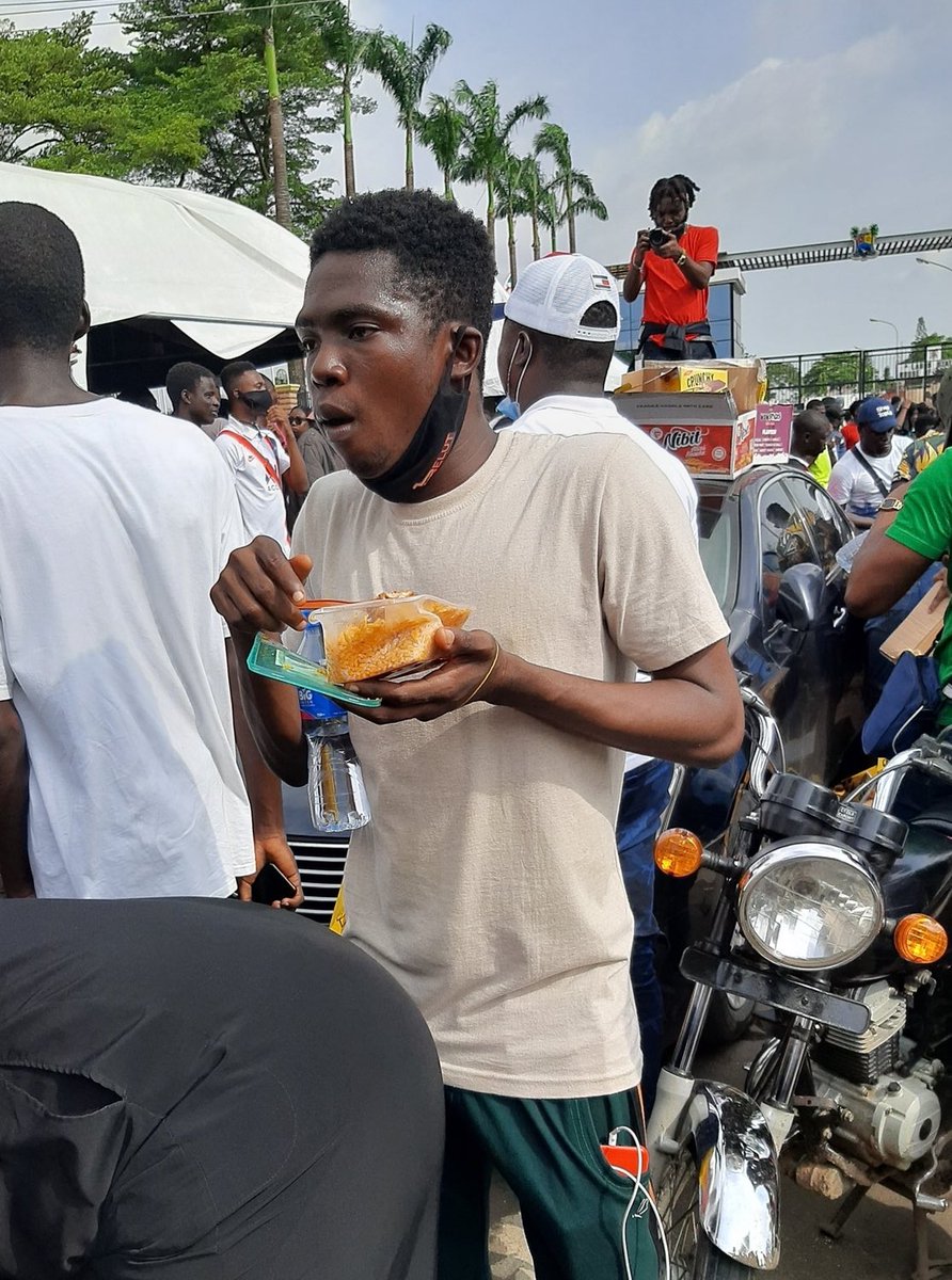 First frame is 2020 where Shank comics struggled before he could eat.

People always look shocked when I tell them how Shank became one of the biggest content creators in the country. 

One night in Nov 2020, Shank called me and said “Omo, wahala dey oo”. I asked what happened? 