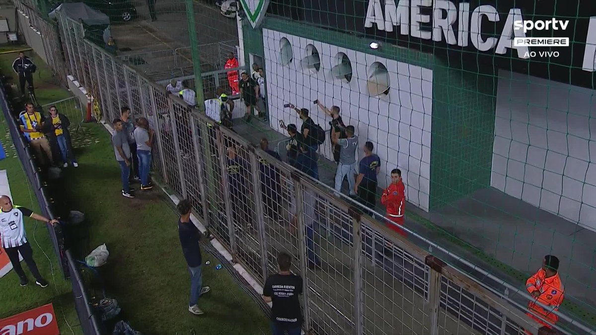 Todo mundo concorda que o câmera foi o craque da partida, certo?  Kkkkkk

