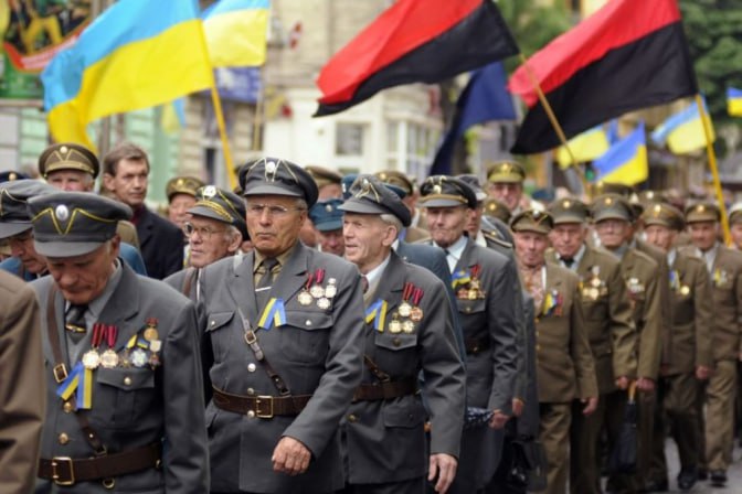 Wszyscy twitterowicze, którzy uważają, że symbole UPA bazgrzą na naszych murach, pomnikach i płotach rosyjscy prowokatorzy mają rzecz jasna rację. Jak można myśleć, że czynią to nasi bracia Ukraińcy, którzy przecież odesłali już dawno w mrok historii ekstatyczne zawołanie: 