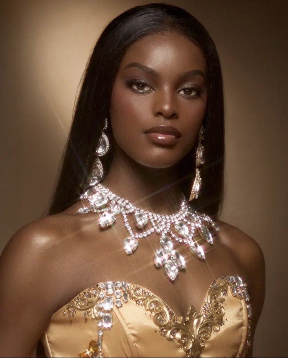 South Africans did not want to be represented by Chidimma Adetshina.

But guess who’s now Miss Universe Africa representing the entire continent? 👸🏾 