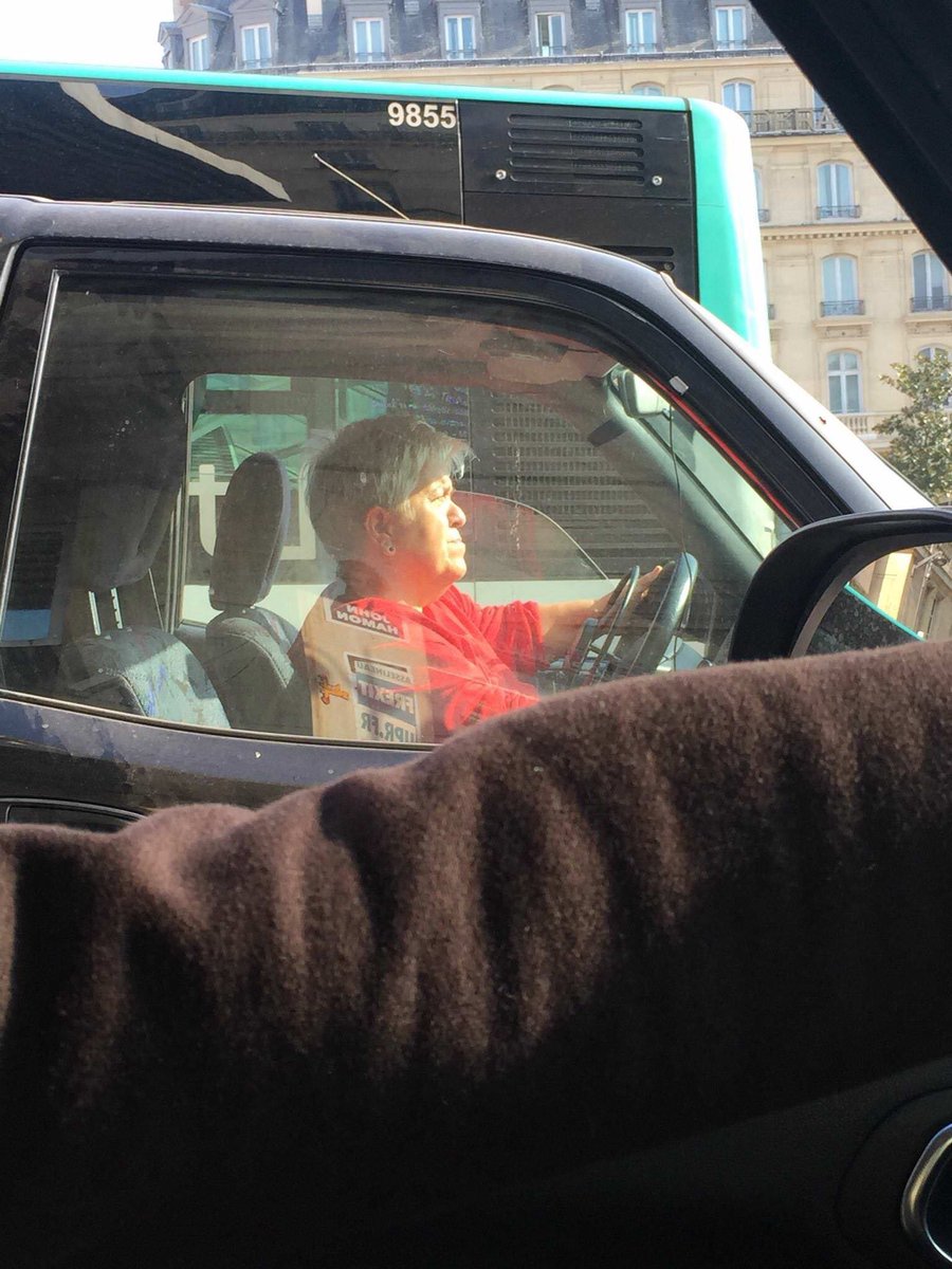 Imagine t’es coincé dans les bouchons, tu tournes ta tête vers la gauche et là 😂: 