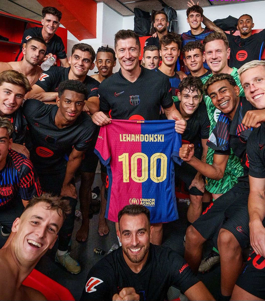 Antycypowałem zdjęcie z szatni Barcy po dzisiejszym meczu z Brestem 😉 #Lewandowski100 