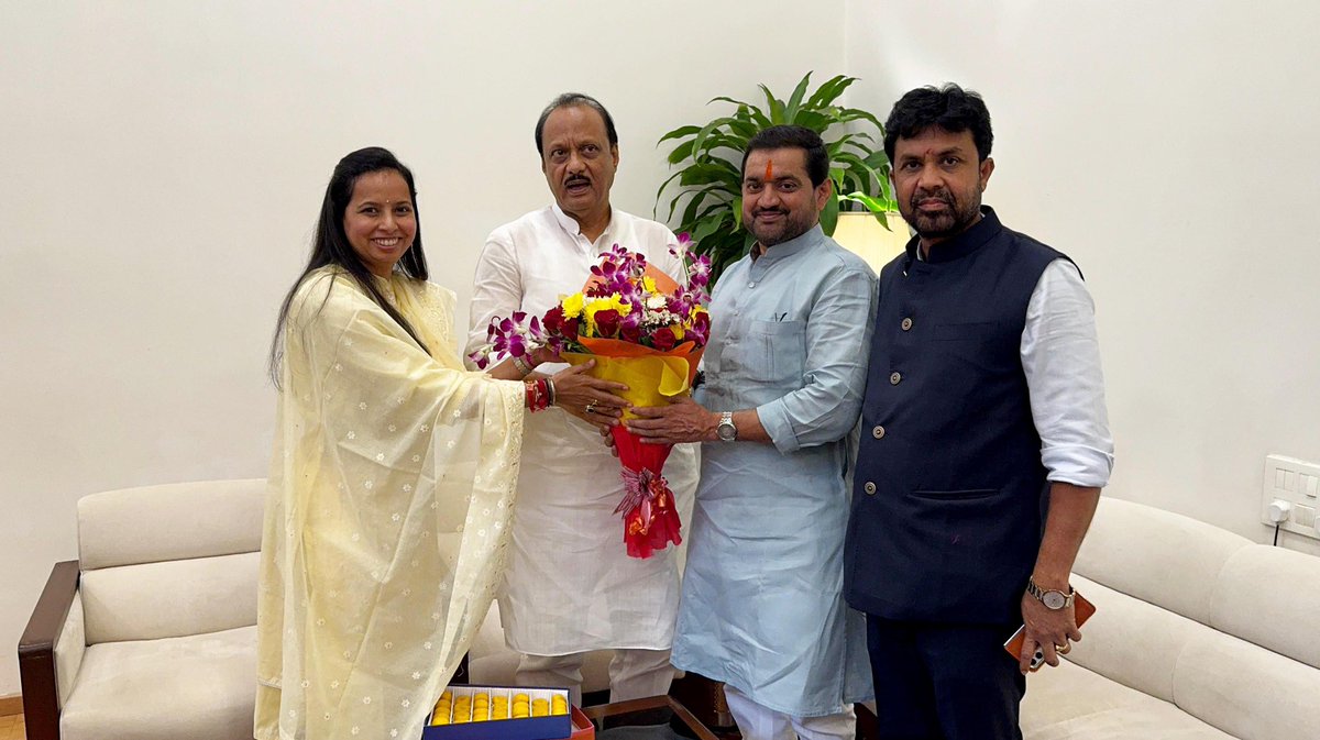 महाराष्ट्राचे लाडके नेतृत्व श्री. अजितदादा पवार ( @AjitPawarSpeaks ) आज पुन्हा एकदा राज्याच्या उपमुख्यमंत्री पदाची सूत्रे हातात घेऊन राज्याच्या विकासासाठी नव्या जोमाने कार्यरत होत आहेत. 
या पार्श्वभूमीवर त्यांची देवगिरी या शासकीय निवासस्थानी भेट घेऊन त्यांचे अभिनंदन केले. यावेळी 