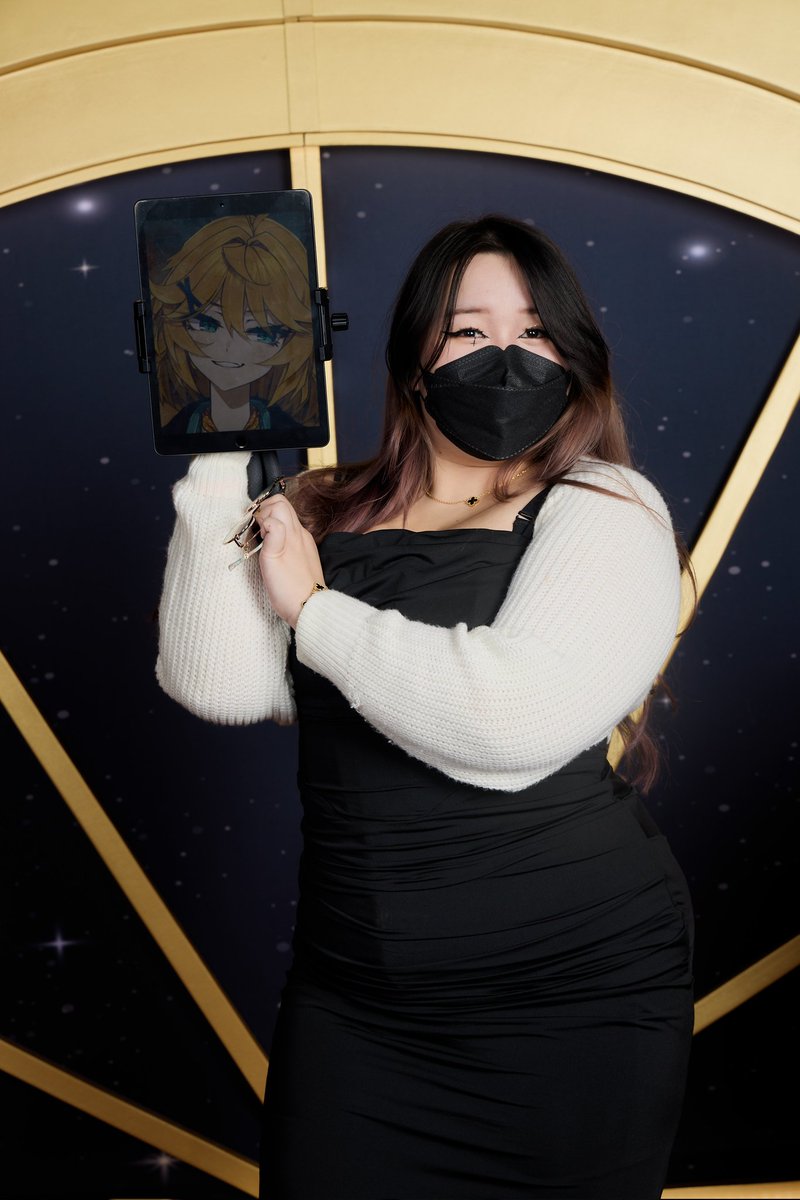 holding my date @dokibird 😳😳😳 