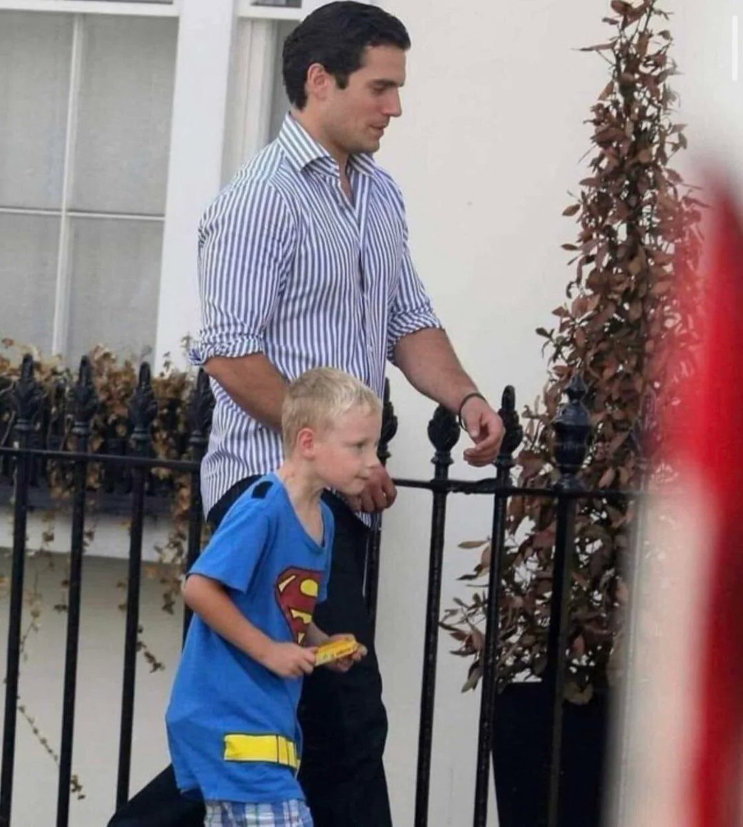 A wholesome thread 🧵

Don't open if you can't handle too much happiness ❣️

1. This is 7 yrs old Tom. One day he told his schoolmates that his uncle was Superman. Kids made fun of him and no one believed him. Then his mother made a call, and asked her brother-in-law to take him 