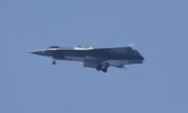 Wow😯… I‘m still flashed but at first sight, this type seems to be huge in comparison to even a J-20S and indeed features three engines with two bottom and one air-intake on top of the fuselage for the center engine. 