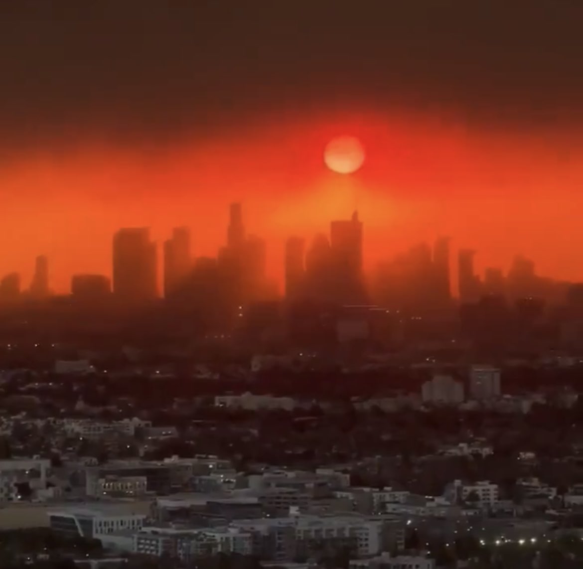 Los Angeles'ta yaşanan yangın, 
Gazze’de yaşanan soykırımın ilahi intikamıdır.

Yakarsanız, yanarsınız… 