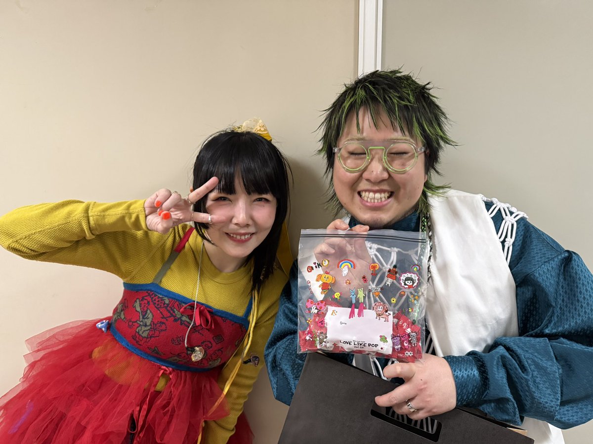 aikoさん（@aiko_dochibi ）

奇跡的にお目目瞑ってましたすみません😇

歌唱のある日は、いただいたアメちゃんに身を委ねて乗り越えられました😭

気さくにるんるんで話しかけてくださってほんとうに夢のようでした😭

ありがとうございました😭 