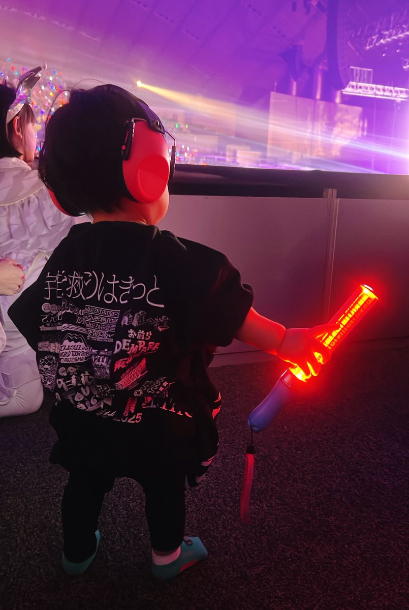 今日は息子とだったので出入り激しめの観覧申し訳なかったのですが、お母さんの人生の大事な日だからねと伝えて来た。一緒に見てもらえて嬉しかったな。
(でんぱのライブ3回目)
#でんぱエンディング 