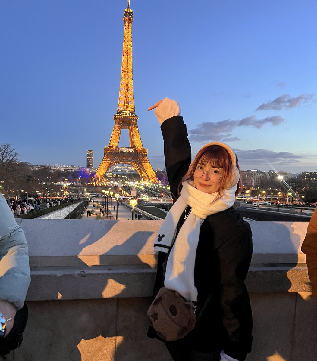 Alguien me podría ayudar con un photoshop para que parezca que toco la punta de la torre eiffel? por favor 🥺 