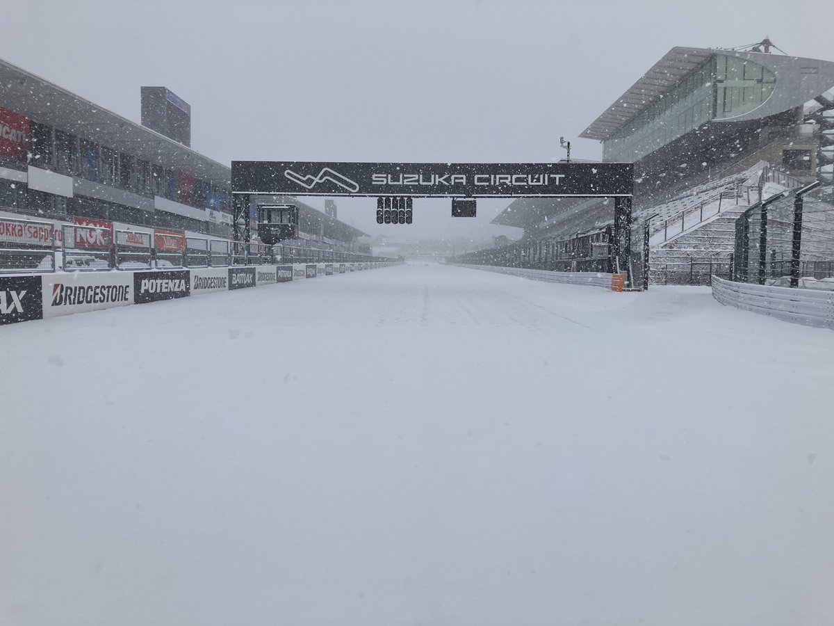 皆さんお待ちかねの、雪のレーシングコースの画像をどうぞ。

「熟練者であれば積雪状態でもラインを走れる！」

というメッセージをスタッフよりいただきました。

#鈴鹿サーキット 