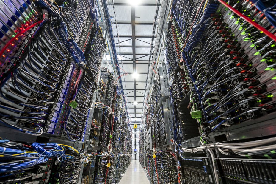 Depuis quelques jours, on entend beaucoup parler de projets de construction "Datacenters 1GW" pour l'IA en France

Pour bien comprendre le besoin, il faut bien avoir en tête ces 3 chiffres suivant:

il faut 50Me, pour investir dans 1000 GPU qui vont fonctionner dans un Datacenter 