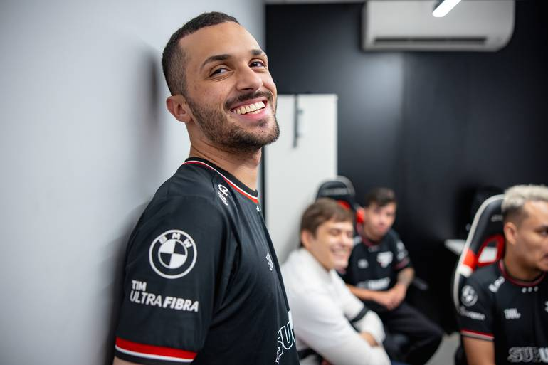OFICIAL. 

dyNquedo anuncia aposentadoria do competitivo e não é mais o mid laner da paiN. 

Jogador anunciou há poucos minutos em sua live. 