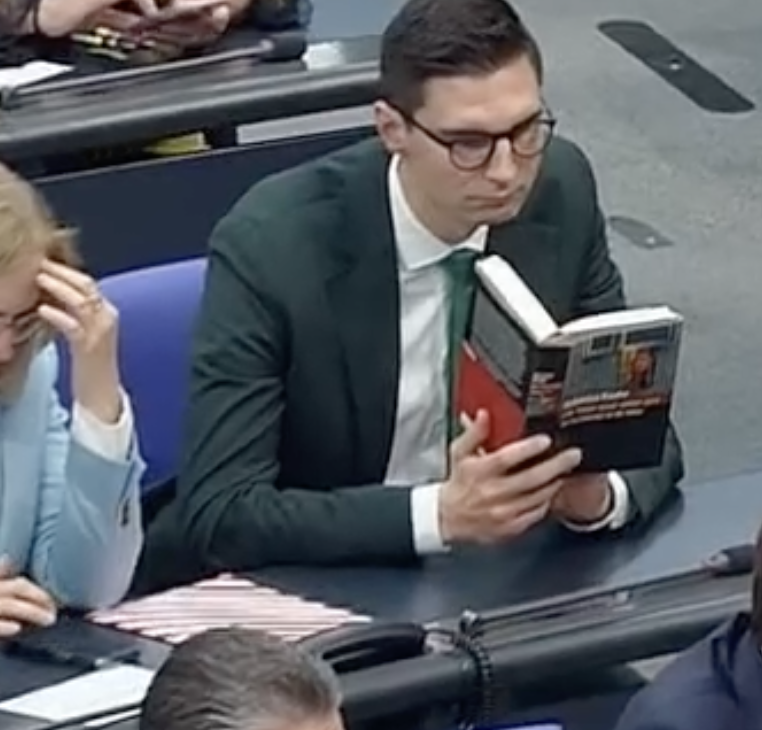 Der Abgeordnete @mueller_sepp aus Dessau-Wittenberg liest während der Rede von #Gysi das Buch von @hubertus_knabe: "Die Täter sind unter uns". 
