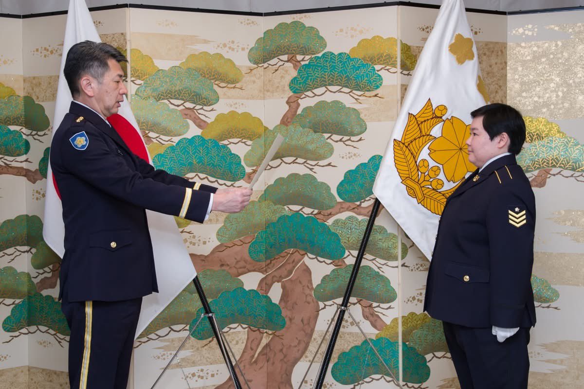 やす子が制服を着て陸幕長に表彰されていたのだが、こうしてみると「モノホン」感が凄い。背筋とか。 