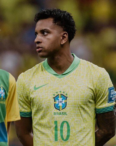 A vida mais tranquila do futebol mundial é do Rodrygo 

Não faz gol pela seleção 

Não dá assistência pela seleção 

Perde pênalti em copa do mundo 

Camisa 10 que sempre passa despercebido pelas críticas 
