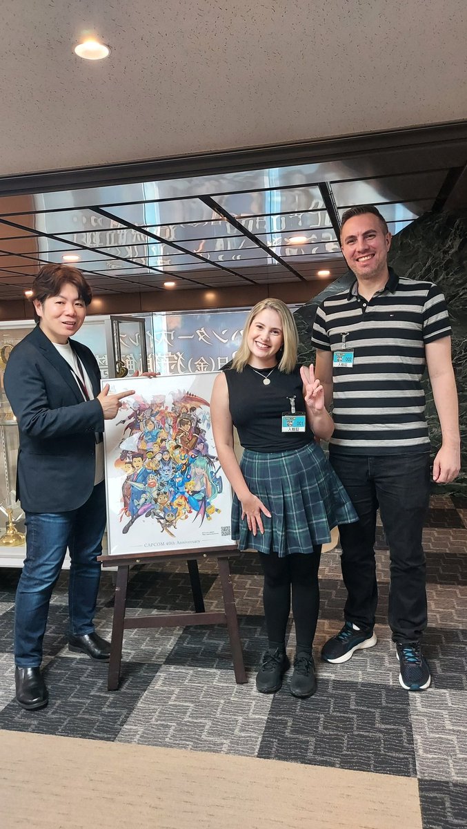 Desta vez eu passei da porta giratória! 😅 Hoje eu realizei um sonho e fiz algo que achei que jamais chegaria a acontecer: eu não apenas entrei e visitei o prédio da Capcom em Osaka, no Japão, como também pude me encontrar com Masachika Kawata, o atual produtor da franquia. Além 