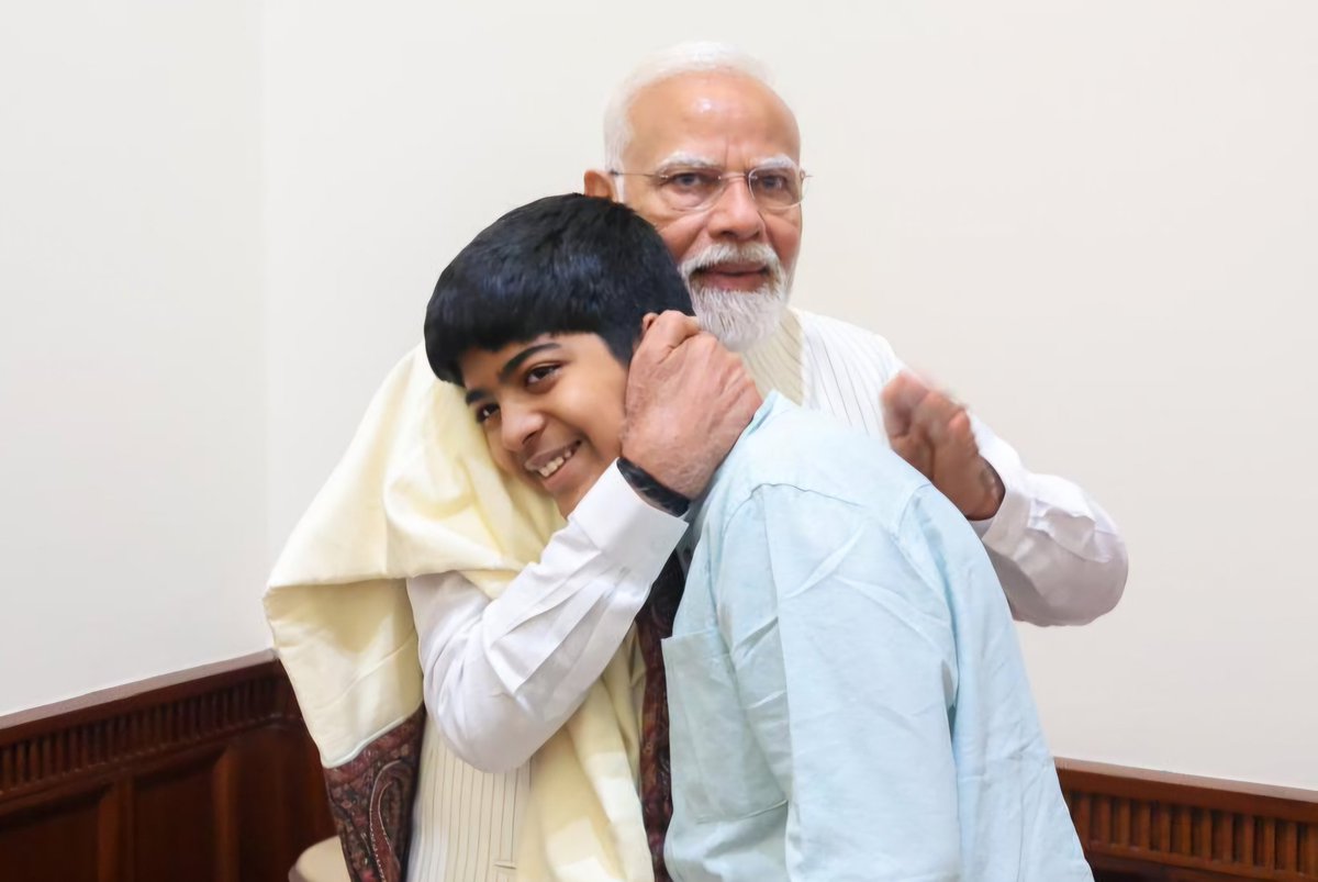 वैश्विक स्तरावर आपल्या देशाला ‘सशक्त भारत' अशी आधुनिक ओळख मिळवून देणारे आपल्या देशाचे लोकप्रिय प्रधानमंत्री @narendramodi  जी यांची भेट ही प्रत्येक भारतीयांसाठी अत्यंत औत्सुकत्याचा आणि ऐतिहासिक क्षण असतो, माझा मुलगा चि.अगस्त्य यास देखील या ऐतिहासिक क्षणाची अनुभूती घ्यायची होती. 
