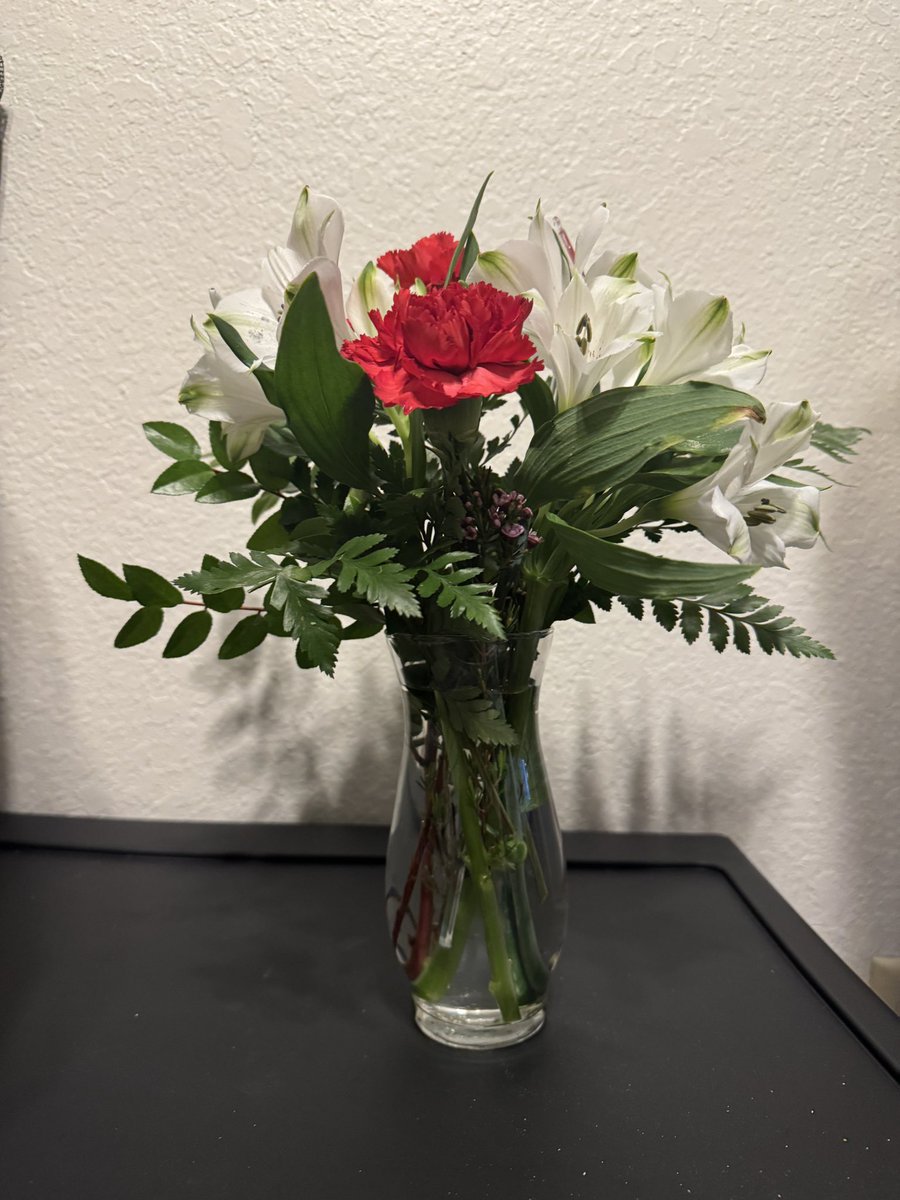 So I asked @Chewy  yesterday to get a refund for meds that I didn’t get to fully use for my cat Herbert  that passed away recently, and they gave me a refund but this morning I woke up to them sending me flowers giving me their condolences? Thank you so much yall 😭 