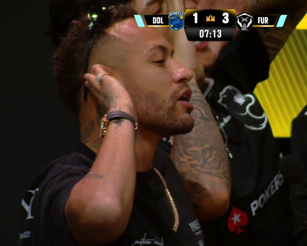 Cheguei em casa agora e vi que o Neymar tava fazendo trash talk na Kings League enquanto o time dele concentra pra jogar em São Januário amanhã que incrível 