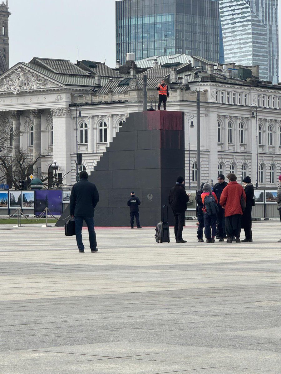 To jest głupie i złe. Brak szacunku dla ofiar i pamięci rodzin.

Po prostu zrażacie do siebie wszystkich. 