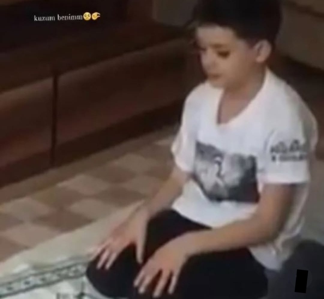 Ahmet Ahmeet!

Şu okunan selâlar hürmetine, Cuma vaktinin hürmetine, gül kokulu Peygamberimize komşu olasın Ahmet. 