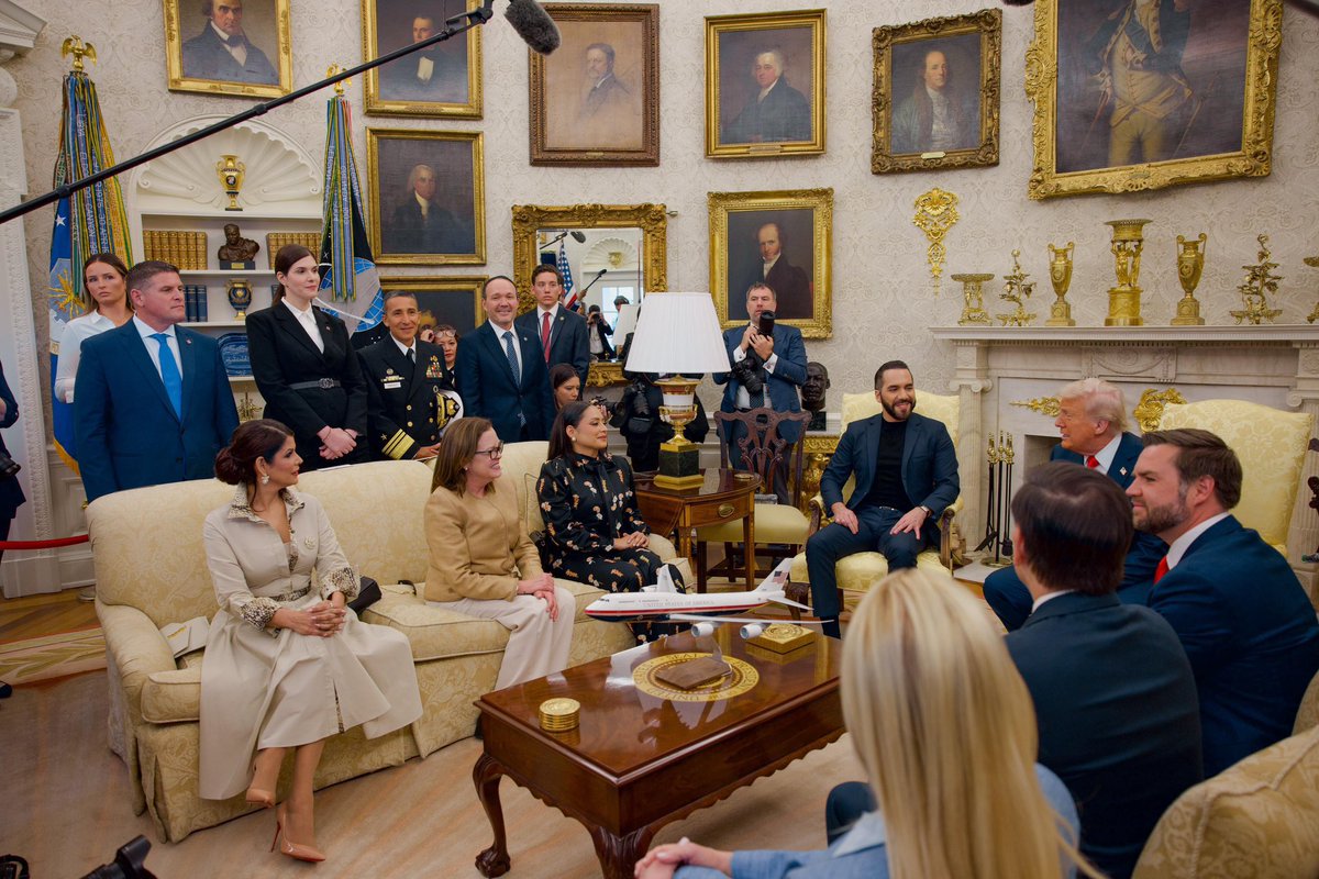 El Salón Oval de la Casa Blanca es el lugar donde se lleva acabo la reunión entre el Presidente @nayibbukele y el mandatario estadounidense, @POTUS.
🇺🇸🙌🏻🇸🇻 