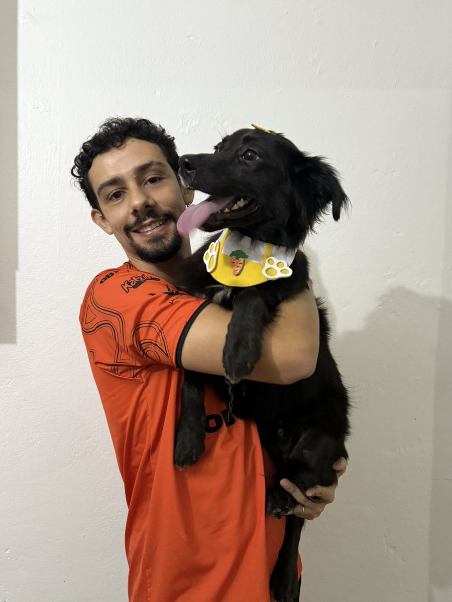 Queria compartilhar com voces o novo integrante da familia ❤️. Ele foi abandonado em frente onde faço natação e todo dia que eu passava ficava com um aperto no coracao. Hoje decidi adotar e estou muito feliz. O nome ainda nao esta decidido, como eu ja tenho o Killua talvez Gon?🖤 