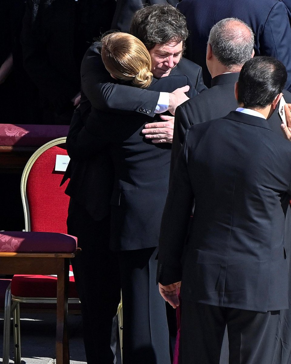 Javier Milei, conmovido en el funeral del papa Francisco, se abraza a Georgia Meloni 