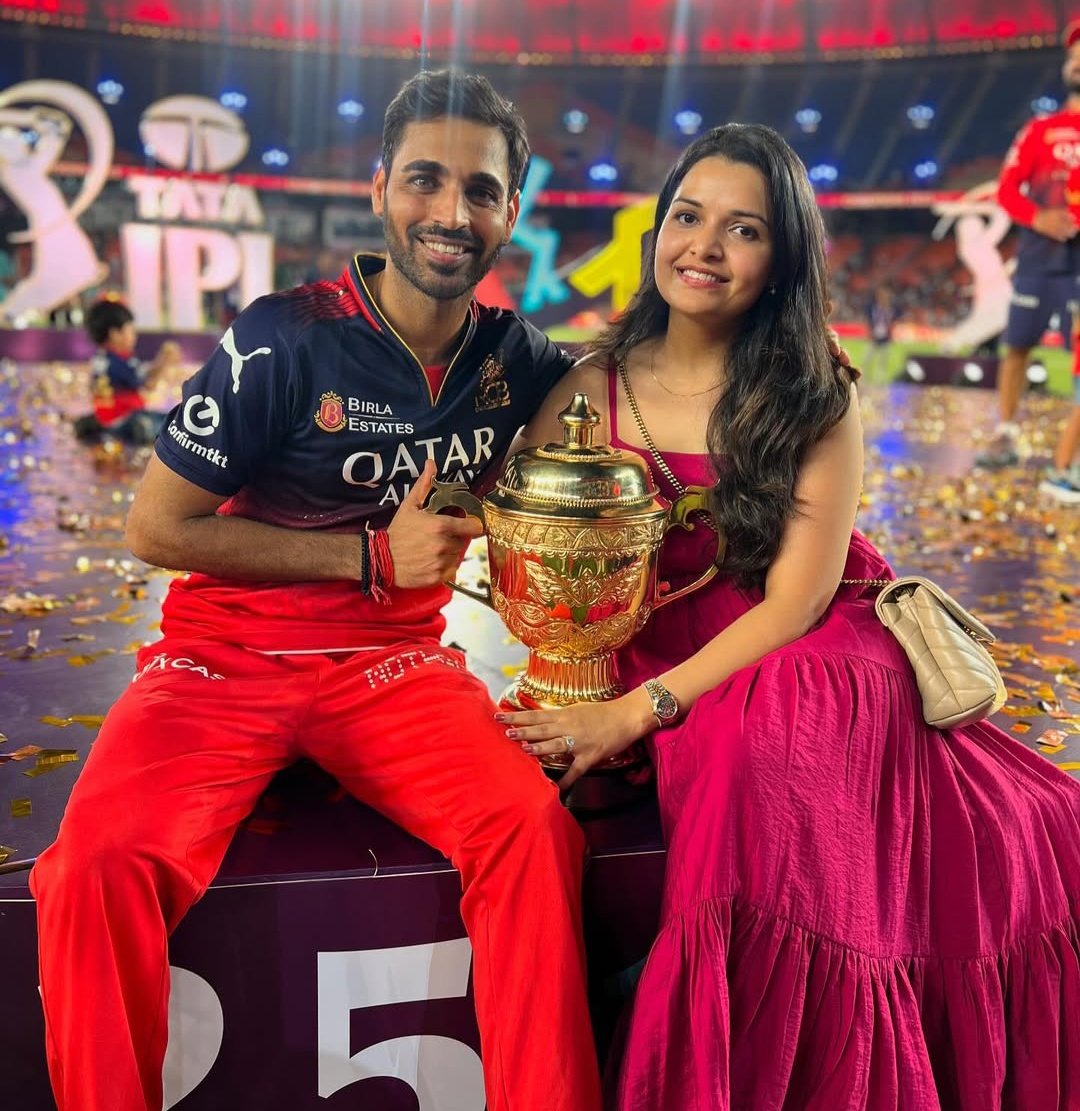 BHUVNESHWAR KUMAR WITH HIS WIFE &amp; IPL TROPHY. ❤️ 