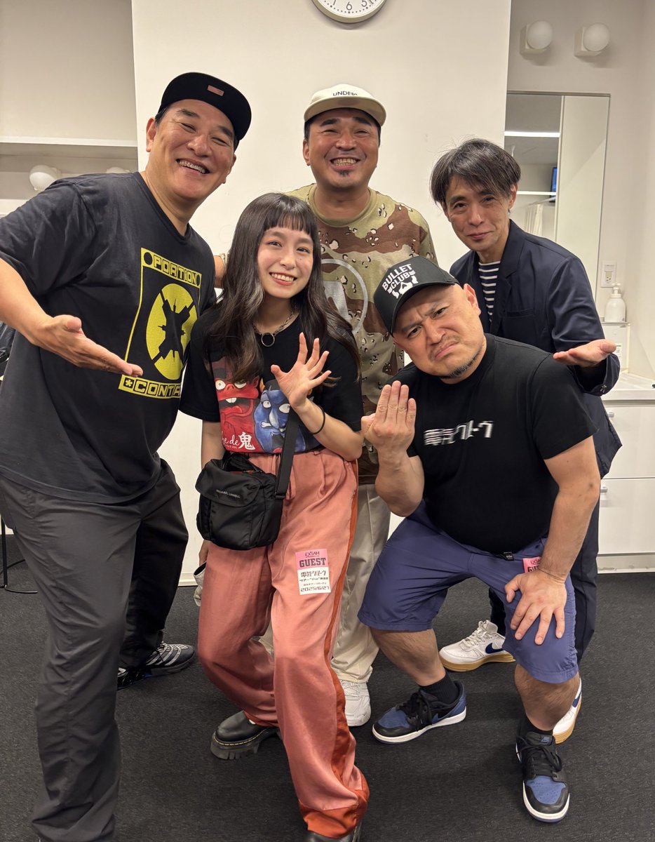 電気グルーヴ「ツアー“the”席指定」の日に撮影した写真を待ち受けているのですが、約1ヶ月たった今もスマホを開くたびにニヤニヤしてしまいます。

電気グルーヴ×ゴキブリ男といちご娘

濃過ぎるろ。 