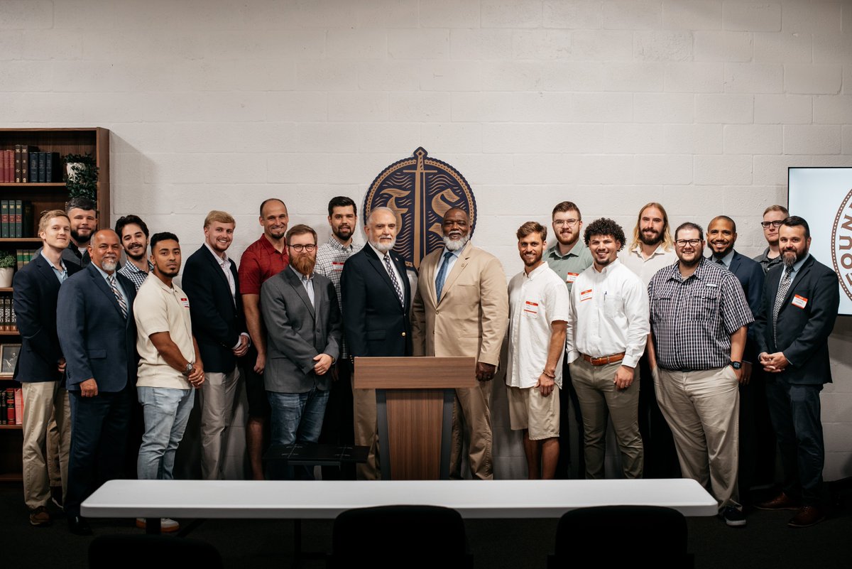 This is most of the inaugural class of elder-qualified, church-recommended men of @FoundersSem. Pray for them, that the Lord will grant them

Sharp minds
Warm hearts
Steel spines 