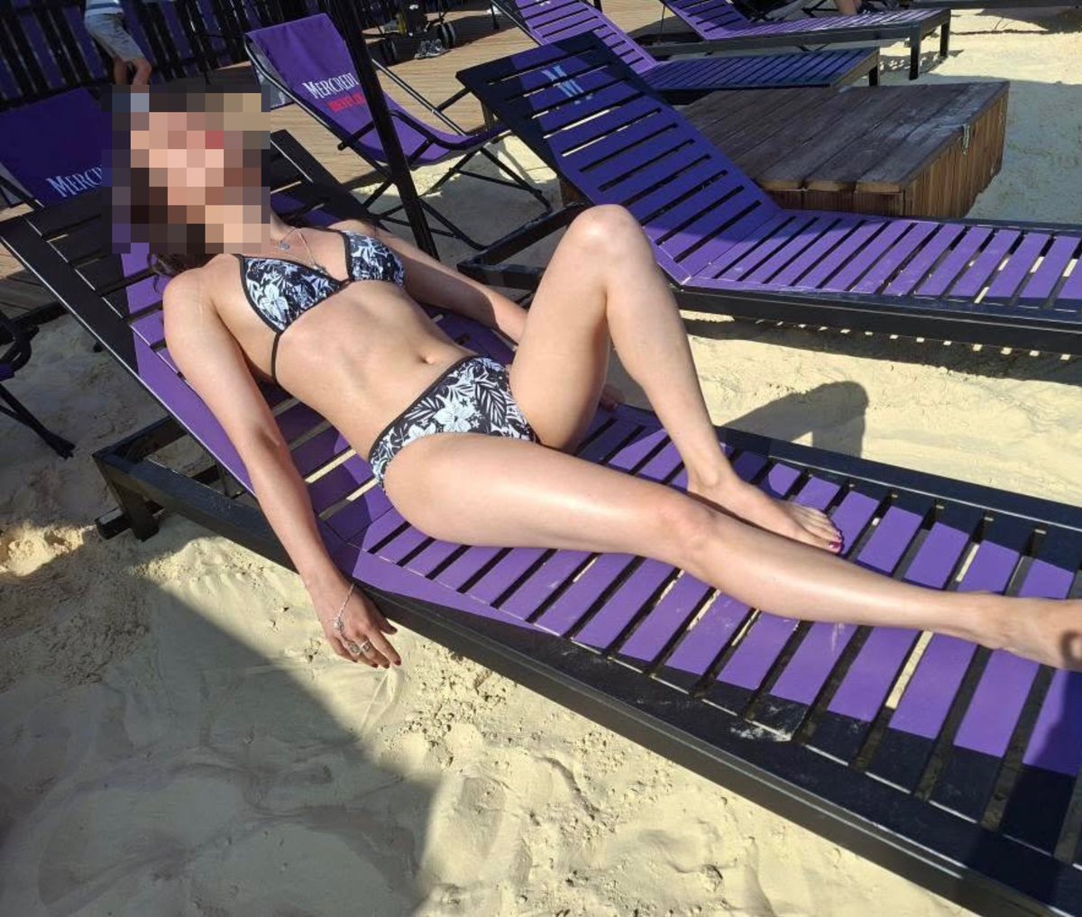 📢 Une ancienne militante nous raconte une scène vécue à #ParisPlage. Un agent privé a tenté d’interdire… le maillot de bain.
Récit 👇 

« Mon amie s’était mise en maillot. Un agent de sécu, choqué, lui a demandé de se couvrir. Elle a remis son paréo, mais j’ai enlevé ma robe : 