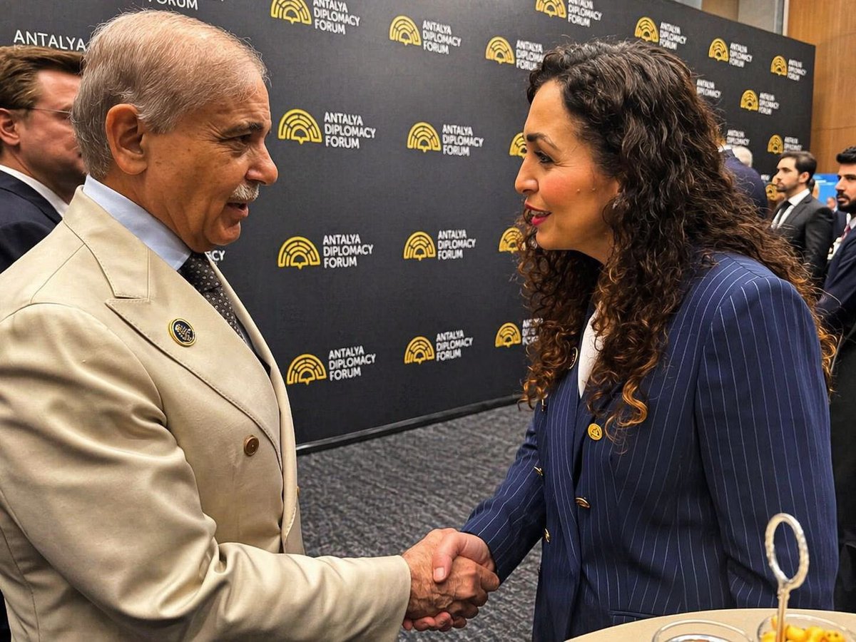 Always a pleasure to catch up with Pakistani PM @CMShehbaz and thank him for the continuous commitment to deepen the cooperation with Kosovo.

I also commended Pakistan’s important role in mediating on Iran and the Strait of Hormuz, reflecting its commitment to regional peace, 